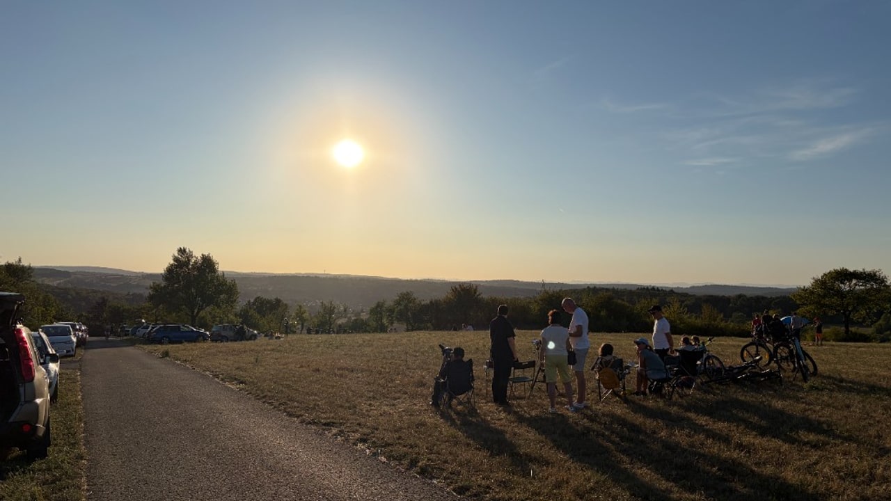 Sonnenfinsternis Pforzheim 2026 – viele Beobachter auf dem Ebbstein